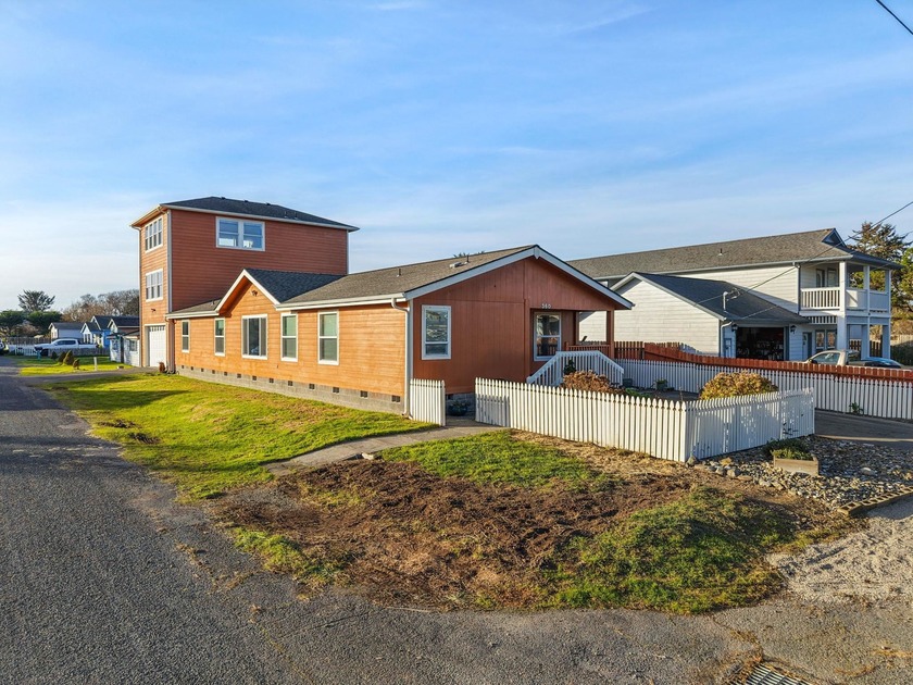 Just one block from S. Pebble Beach Dr., this beautifully - Beach Home for sale in Crescent City, California on Beachhouse.com