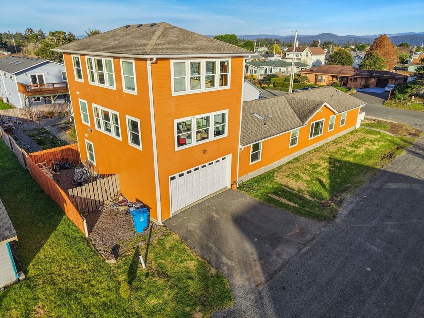 Just one block from S. Pebble Beach Dr., this beautifully - Beach Townhome/Townhouse for sale in Crescent City, California on Beachhouse.com