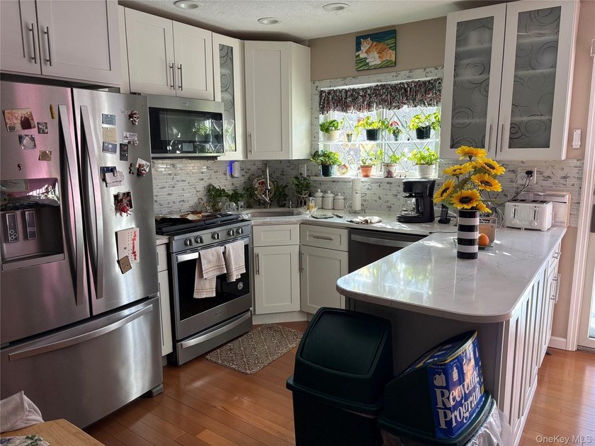 This stunning single-family home is in mint condition!!! Truly - Beach Home for sale in Bronx, New York on Beachhouse.com