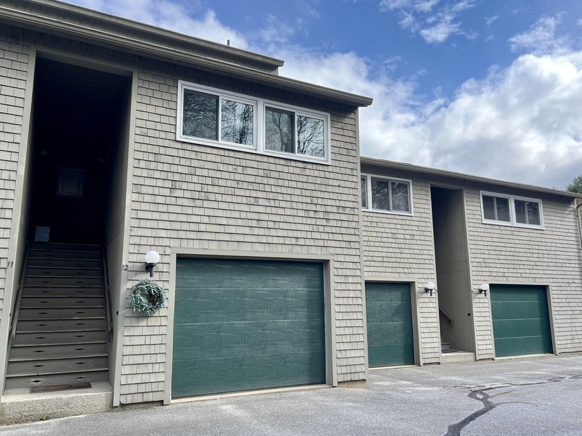 Facing the 8th fairway of the Brunswick Golf Club, this ~1,300 - Beach Condo for sale in Brunswick, Maine on Beachhouse.com