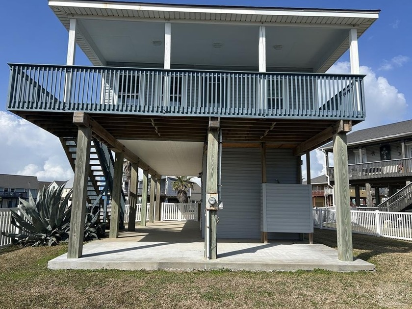 Charming beachy retreat featuring 3 bedrooms, 2 baths and an - Beach Home for sale in Galveston, Texas on Beachhouse.com