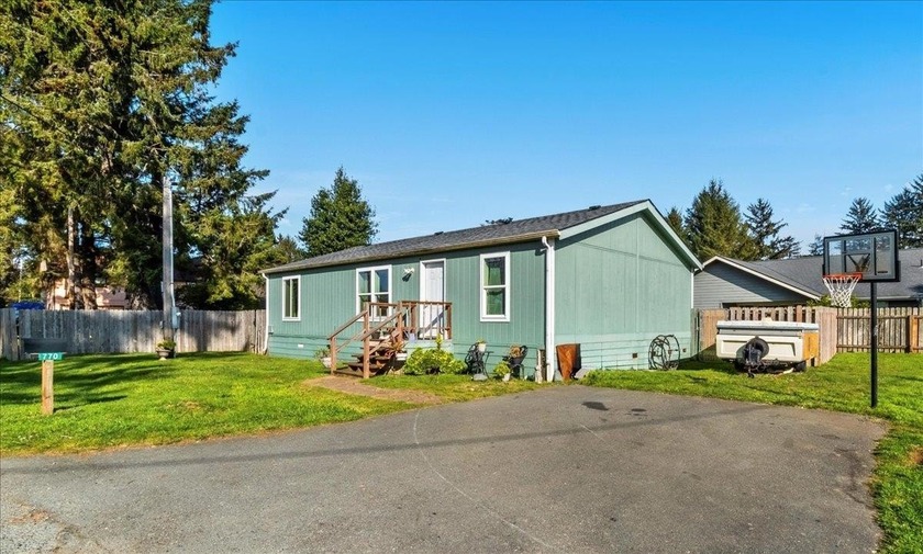 Comfortable well-maintained 3-bedroom, 2-bath manufactured home - Beach Home for sale in Crescent City, California on Beachhouse.com