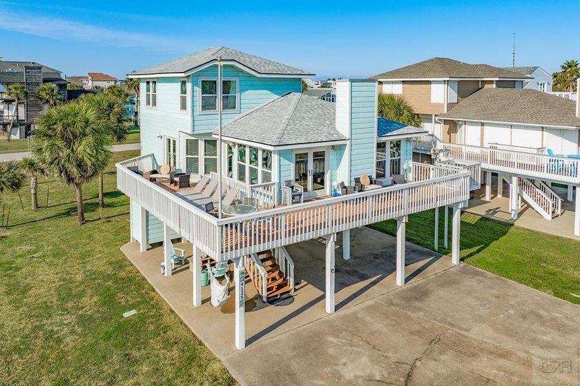 Welcome to the perfect beachside retreat in Pirates Beach! This - Beach Home for sale in Galveston, Texas on Beachhouse.com