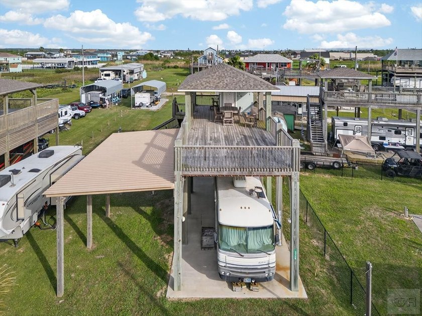 Located in the heart of Crystal Beach, this beach property - Beach Home for sale in Crystal Beach, Texas on Beachhouse.com