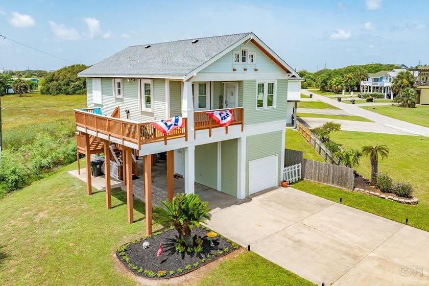 Welcome to your coastal escape on Galveston Island-an adorable - Beach Home for sale in Galveston, Texas on Beachhouse.com
