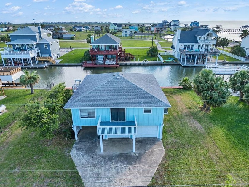 Located in the Bahia Azul subdivision of Bay Harbor, this 3 - Beach Home for sale in Galveston, Texas on Beachhouse.com