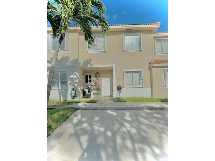 Don't miss out on this stunning lake front view as you walk into - Beach Townhome/Townhouse for sale in Miami, Florida on Beachhouse.com