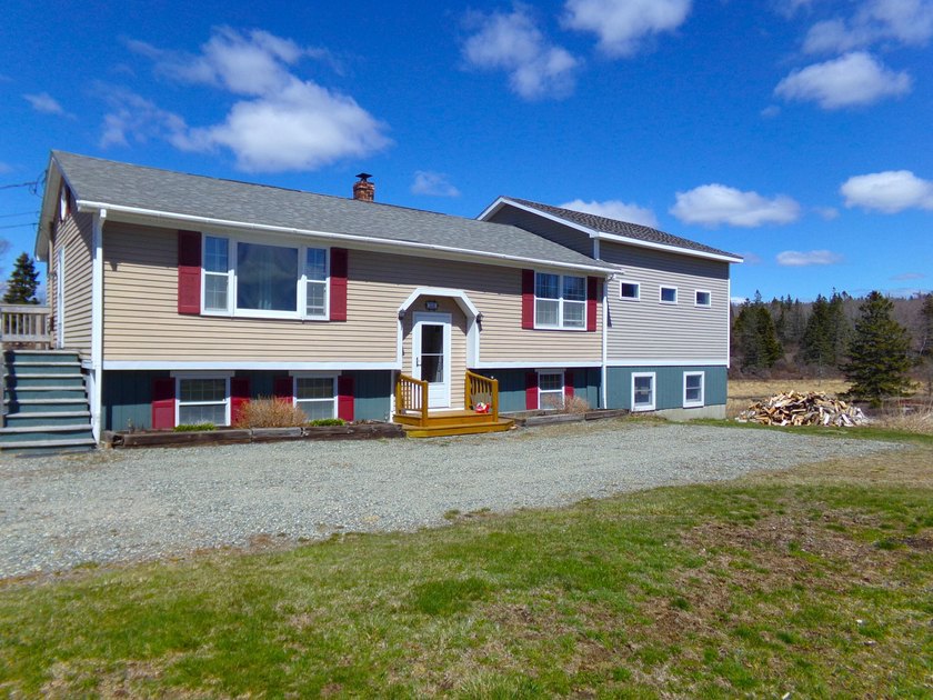 Inviting 3 bedroom home with a thoughtful floorplan, plus an - Beach Home for sale in Winter Harbor, Maine on Beachhouse.com