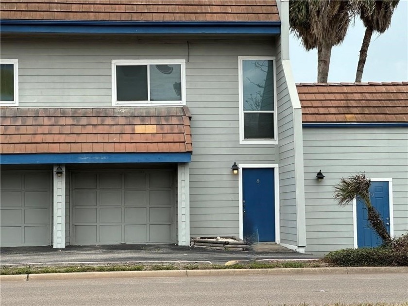 WHAT A STEAL!!! LOOKING FOR A CONDO TO MAKE YOUR OWN? THIS - Beach Condo for sale in Corpus Christi, Texas on Beachhouse.com