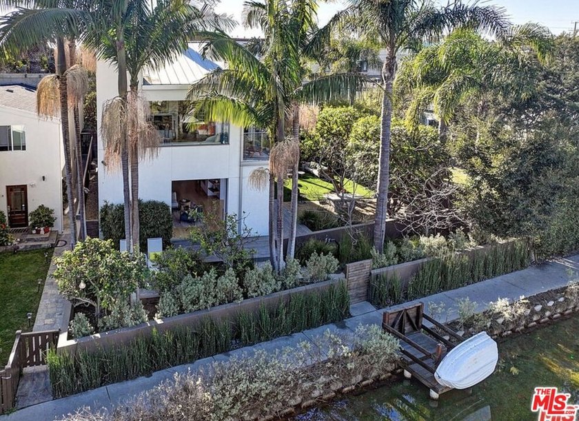 Stunning Grand Canal residence is a rare offering that - Beach Home for sale in Venice, California on Beachhouse.com