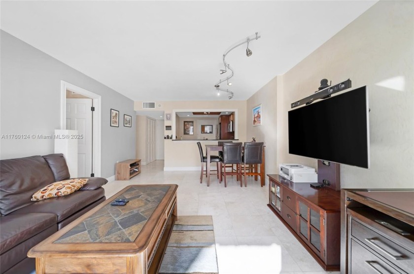 Remodeled 1/1 apartment with modern and neutral taste - Beach Condo for sale in Miami Beach, Florida on Beachhouse.com