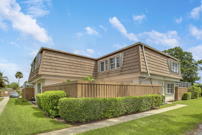 Wake up to tranquil lake views in this spacious 3BR, 2.5BA - Beach Townhome/Townhouse for sale in Palm Beach Gardens, Florida on Beachhouse.com