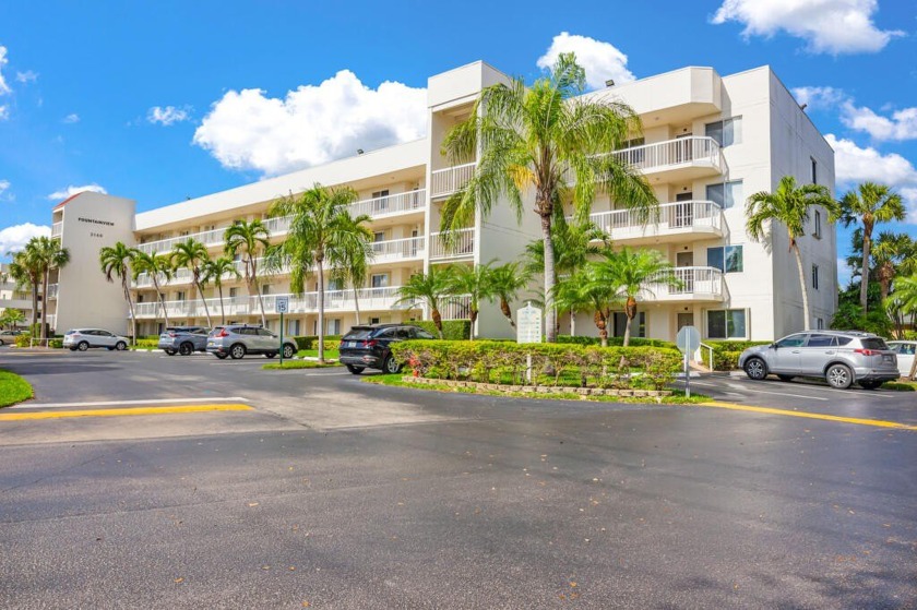 PRICED TO SELL! Enjoy this 2 bedroom lakefront condo with large - Beach Condo for sale in Lake Worth, Florida on Beachhouse.com