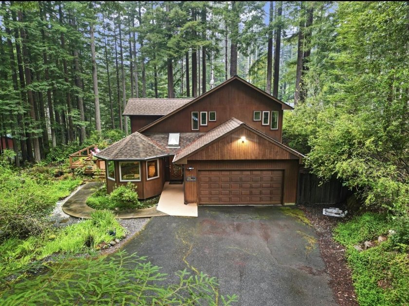 Impeccable 3 bed, 2 bath home on 1 private acre, offering 1,915 - Beach Home for sale in Crescent City, California on Beachhouse.com