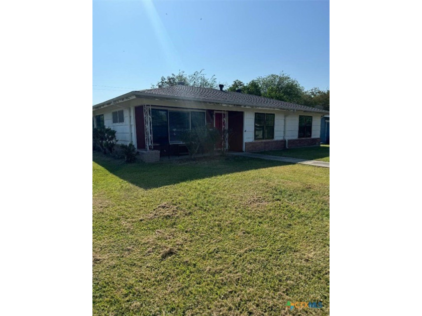 4 bedroom, 3 bathroom, 1 car garage home with a covered porch, a - Beach Home for sale in Port Lavaca, Texas on Beachhouse.com