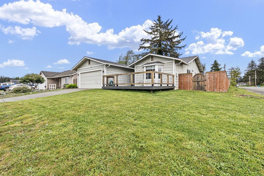 Welcome to a well-maintained 3-bedroom, 2-bath home, offering 1 - Beach Home for sale in Crescent City, California on Beachhouse.com