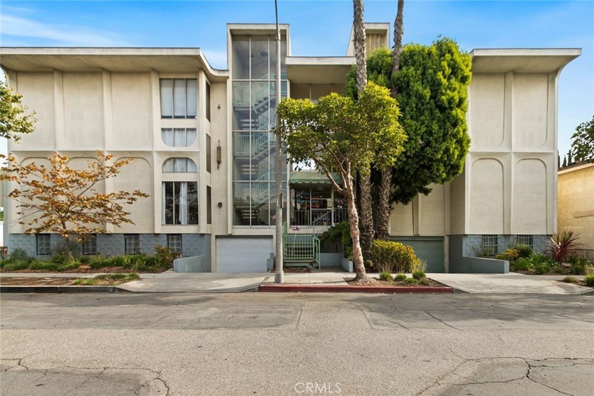 Welcome to 334 Gladys Ave, a fully remodeled top-floor 2-bedroom - Beach Condo for sale in Long Beach, California on Beachhouse.com