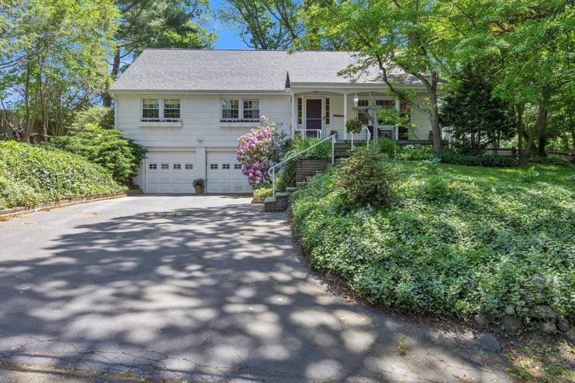 Deliciously inviting, 4 bedroom, 2 full bathroom Huntington Bay - Beach Home for sale in Huntington Bay, New York on Beachhouse.com