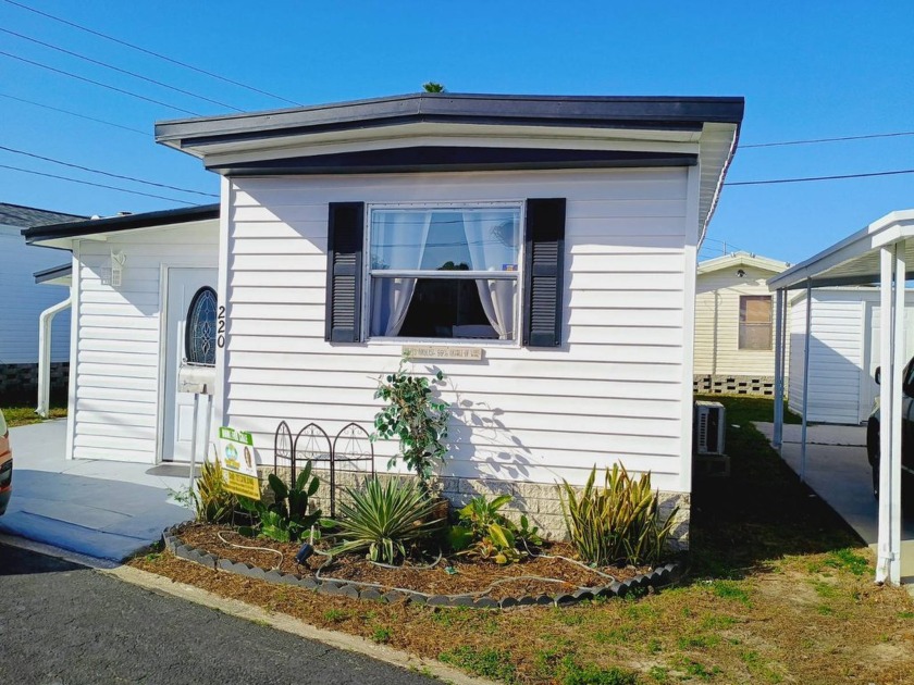 This is a larger 1/1 renovated home in a clean, well maintained - Beach Lot for sale in St. Petersburg, Florida on Beachhouse.com