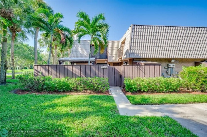 This stunning 2 bedroom 2.5 bath townhouse offers an inviting - Beach Townhome/Townhouse for sale in West Palm Beach, Florida on Beachhouse.com