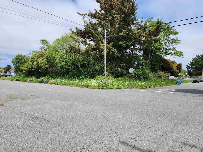 Great corner lot , close to beach, schools & town. Utilities at - Beach Lot for sale in Crescent City, California on Beachhouse.com