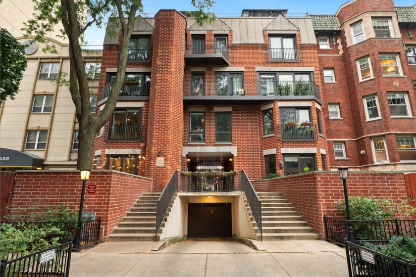 The home you have been waiting for! This lovely duplex-townhome - Beach Townhome/Townhouse for sale in Chicago, Illinois on Beachhouse.com