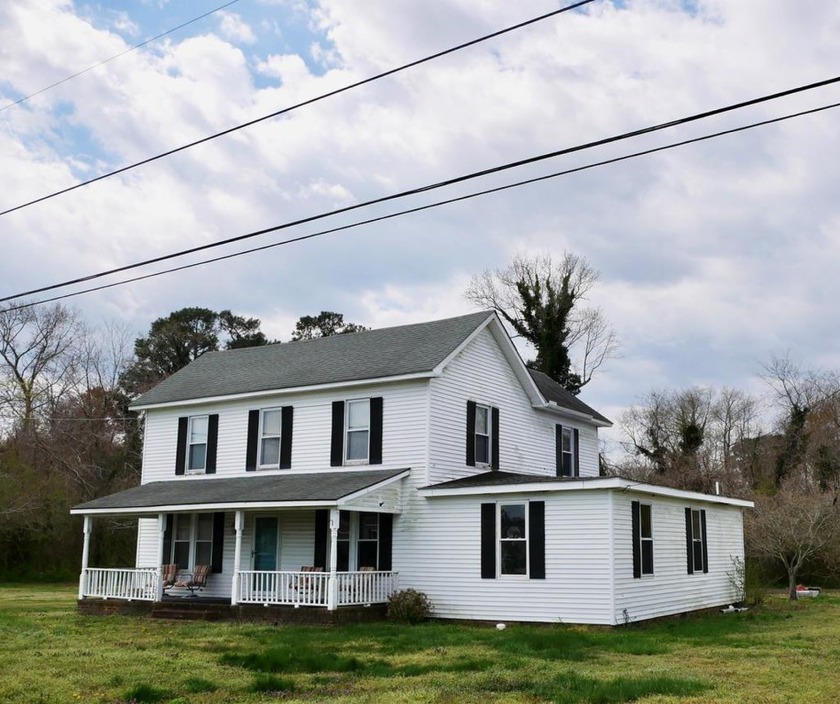 Welcome to a fixer-upper opportunity nestled in the charming - Beach Home for sale in Cheriton, Virginia on Beachhouse.com