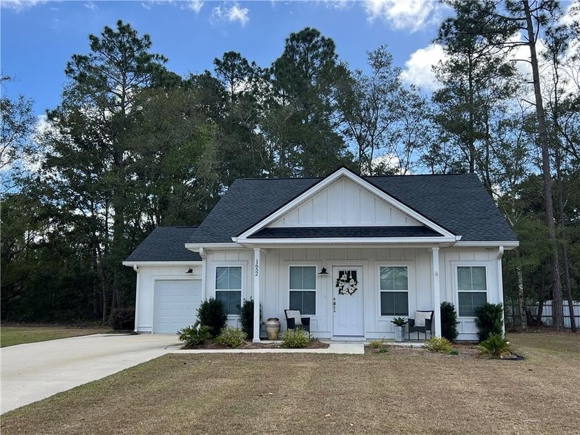 Move right in to this beautiful, like-new coastal cottage in - Beach Home for sale in Darien, Georgia on Beachhouse.com