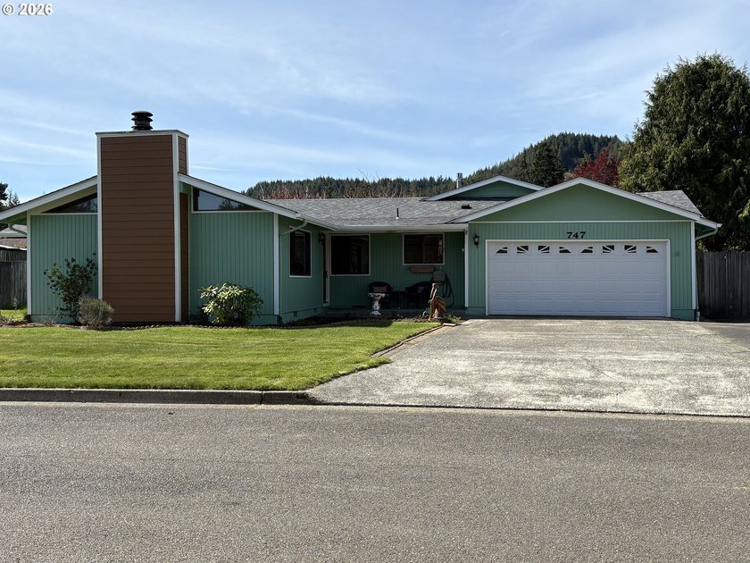 Spacious and bright 4 bedroom home in a quiet neighborhood in - Beach Home for sale in Reedsport, Oregon on Beachhouse.com