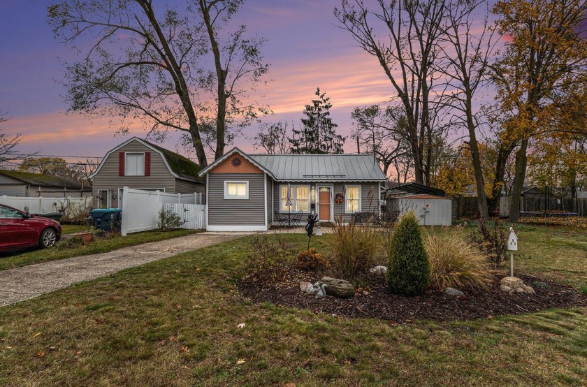 Don't miss this charming Lakeside home! This 2 bedroom 1 bath - Beach Home for sale in Muskegon, Michigan on Beachhouse.com