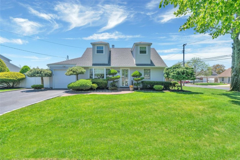 Welcome to 15 Argyle Place, a gem nestled in the serene - Beach Home for sale in Massapequa, New York on Beachhouse.com