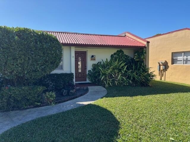Rare ground floor, end unit villa! - Totally re done with all - Beach Home for sale in West Palm Beach, Florida on Beachhouse.com