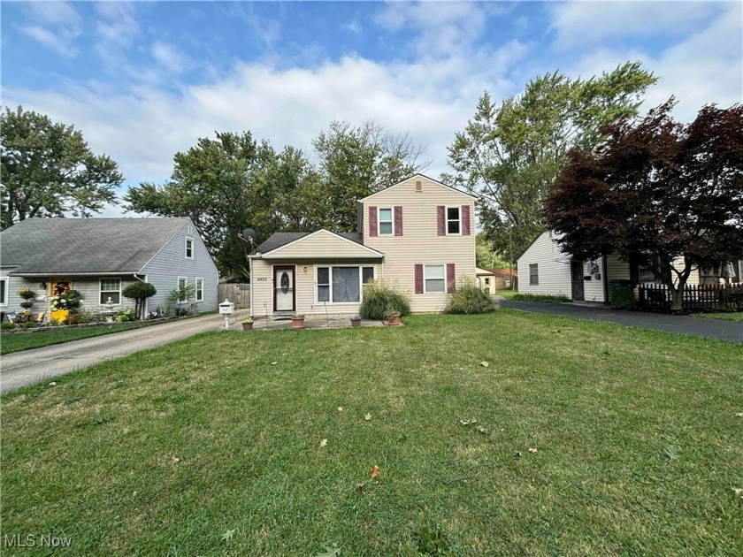 Welcome to your dream home! This charming 3-bedroom, 2-bathroom - Beach Home for sale in Mentor, Ohio on Beachhouse.com