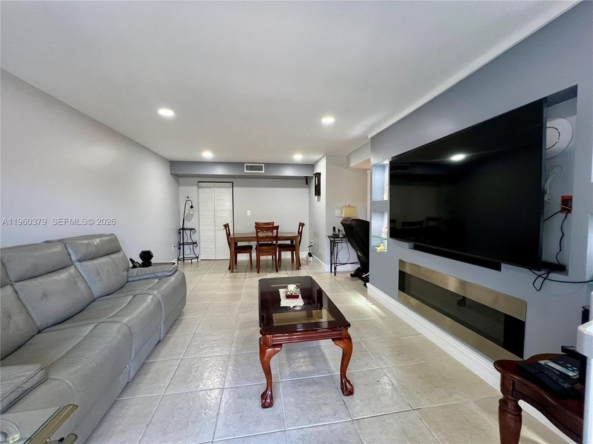 Beautifully renovated 2-bedroom, 2-bath condo on the 3rd floor - Beach Condo for sale in Sunrise, Florida on Beachhouse.com