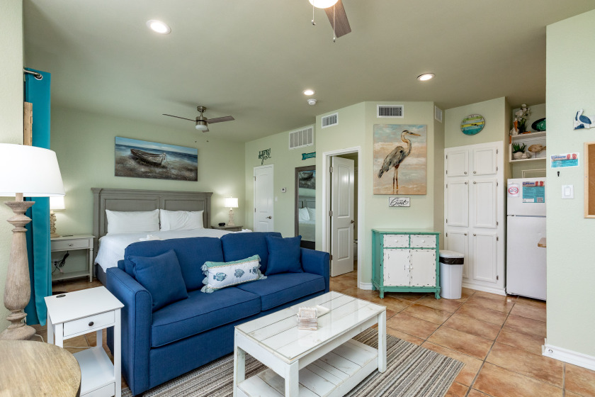 Cozy Studio Getaway with Pool, Hot Tub, Fishing Pond, & Easy - Beach Vacation Rentals in Corpus Christi, Texas on Beachhouse.com