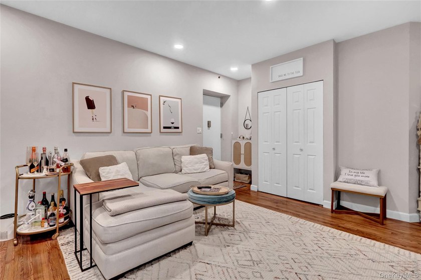 Long Beach one-bedroom Condo with an assigned private parking - Beach Condo for sale in Long Beach, New York on Beachhouse.com