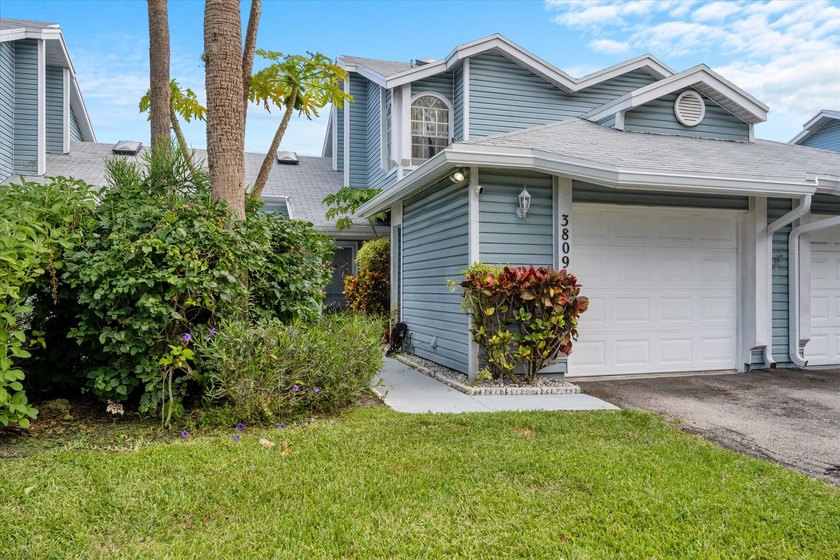 Enjoy the lake view in this beautifully situated 3 bedroom, 2.1 - Beach Townhome/Townhouse for sale in Lake Worth, Florida on Beachhouse.com