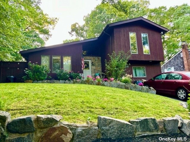 This charming 4 bedroom, 2 bath split level home is the perfect - Beach Home for sale in Rocky Point, New York on Beachhouse.com