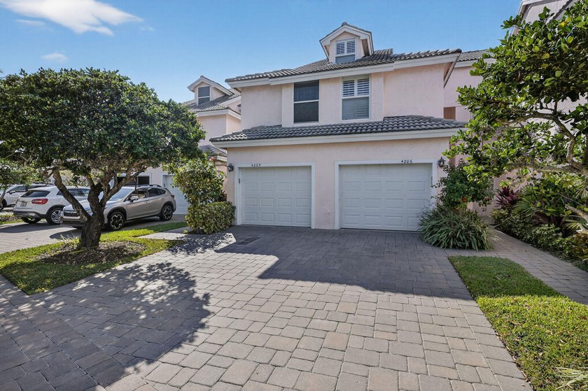 2 bedroom / 2.5 bath w/ primary bedroom on main floor. This home - Beach Condo for sale in Jupiter, Florida on Beachhouse.com