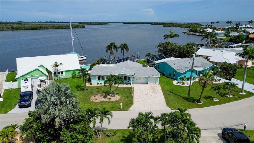 Great Bayfront Opportunity in Matlacha! You can change whatever - Beach Home for sale in Matlacha, Florida on Beachhouse.com