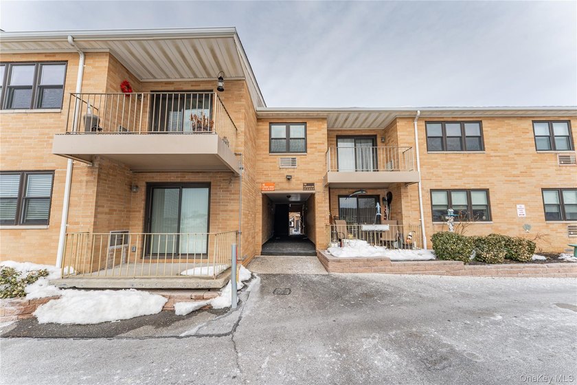 This Beautiful 1 bedroom and 1 bath in a prime location and on - Beach Home for sale in Freeport, New York on Beachhouse.com