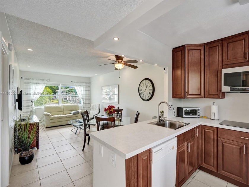 Beautiful 1 bedroom, Florida room with murphy bed overlooking - Beach Condo for sale in Lauderdale Lakes, Florida on Beachhouse.com