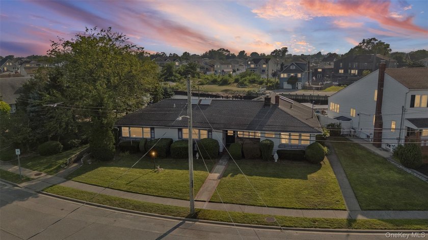 Amazing Opportunity to enjoy Waterfront Living! Make this home - Beach Home for sale in Wantagh, New York on Beachhouse.com