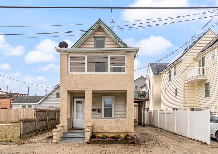 Fully vacant duplex with new carpets and crisp linen paint - Beach Townhome/Townhouse for sale in Wildwood, New Jersey on Beachhouse.com