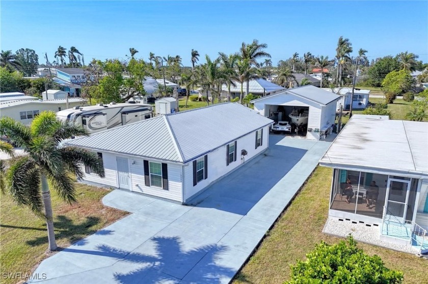 Welcome to your Fisherman's Paradise in Mobilehaven Estates! - Beach Home for sale in Fort Myers, Florida on Beachhouse.com