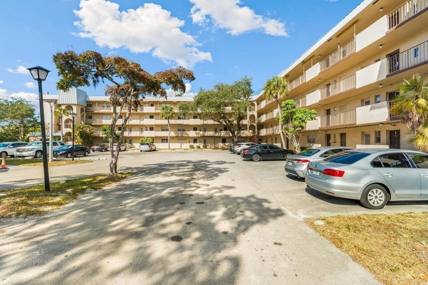 Bright 3/2 corner condo offering golf course living in Inverrary - Beach Condo for sale in Lauderhill, Florida on Beachhouse.com