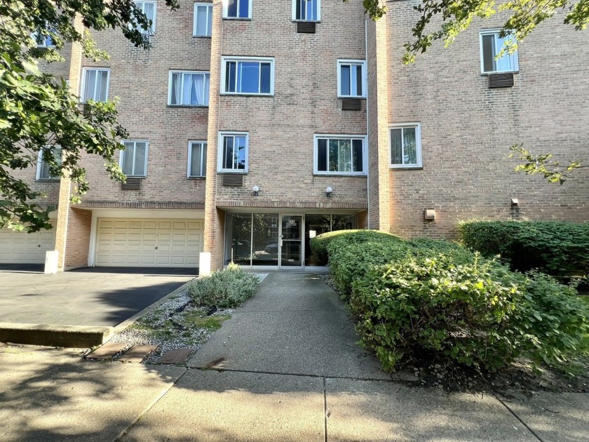 Experience the best of SE Evanston in this rare duplex condo - Beach Home for sale in Evanston, Illinois on Beachhouse.com