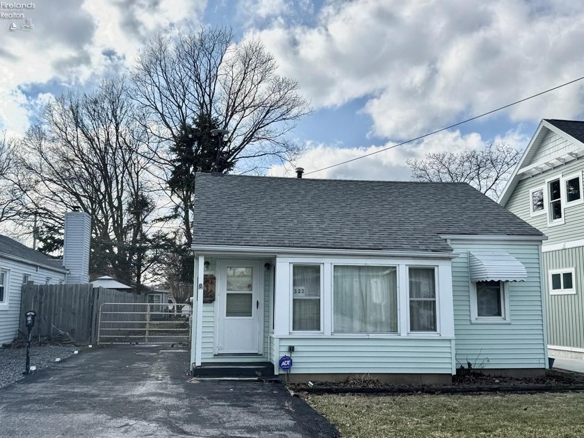 FISHERMAN/HANDYMAN SPECIAL!! Channel Grove in Marblehead Cottage - Beach Home for sale in Marblehead, Ohio on Beachhouse.com