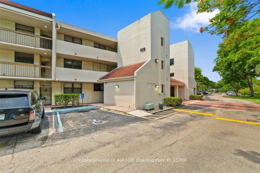 Beautifully renovated ground-floor condo . This modern unit - Beach Condo for sale in Oakland Park, Florida on Beachhouse.com