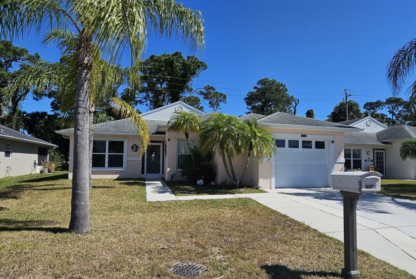 This delightful, well-kept, 2 bed, 2 bath home is ready and - Beach Home for sale in Fort Pierce, Florida on Beachhouse.com
